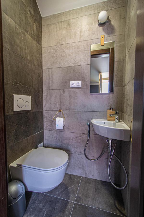 פראג Quite Loft With Balcony And 3 Air Conditioners מראה חיצוני תמונה